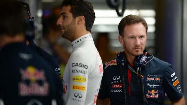 Šéf Red Bullu Christian Horner (vpravo), uprostřed pilot Daniel Ricciardo. Šéf Red Bullu Christian Horner (vpravo), uprostřed pilot Daniel Ricciardo.