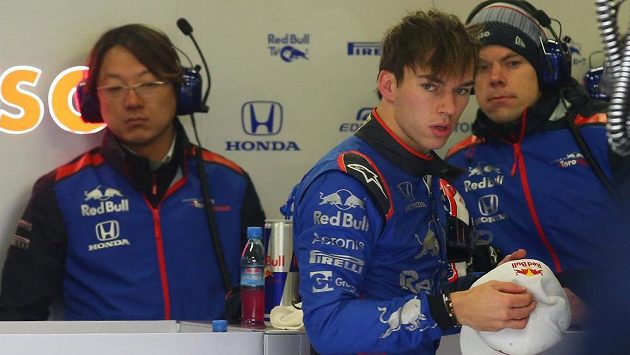 Pierre Gasly si o ochranu kokpitu roztrhal během testů v Barceloně kombinézu. Pierre Gasly si o ochranu kokpitu roztrhal během testů v Barceloně kombinézu.