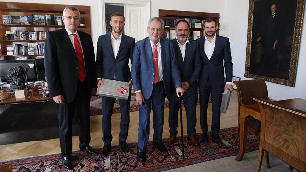 Prezident Miloš Zeman (uprostřed) přijal na Hradě šéfa Slavie Jaroslava Tvrdíka, záložníka Tomáše Součka, trenéra Jindřicha Trpišovského a brankáře Ondřeje Koláře. Prezident Miloš Zeman (uprostřed) přijal na Hradě šéfa Slavie Jaroslava Tvrdíka, záložníka Tomáše Součka, trenéra Jindřicha Trpišovského a brankáře Ondřeje Koláře.