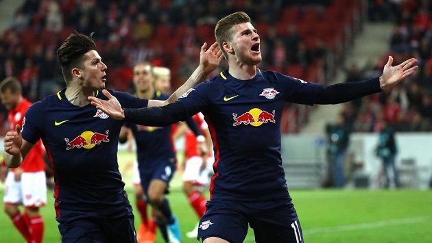 Fotbalisté Lipska Timo Werner a Marcel Sabitzer oslavují gól proti Mohuči. Fotbalisté Lipska Timo Werner a Marcel Sabitzer oslavují gól proti Mohuči.