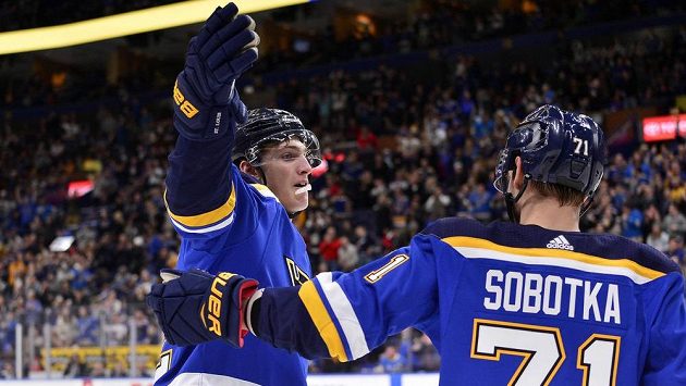 Centr St. Louis Blues Tage Thompson (32) a levé křídlo Vladimír Sobotka (71) slaví gól proti New Jersey. Centr St. Louis Blues Tage Thompson (32) a levé křídlo Vladimír Sobotka (71) slaví gól proti New Jersey.