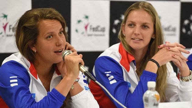 Barbora Strýcová (vlevo) a Karolína Plíšková na tiskové konferenci českého týmu před semifinále tenisového Fed Cupu s Francií. Barbora Strýcová (vlevo) a Karolína Plíšková na tiskové konferenci českého týmu před semifinále tenisového Fed Cupu s Francií.