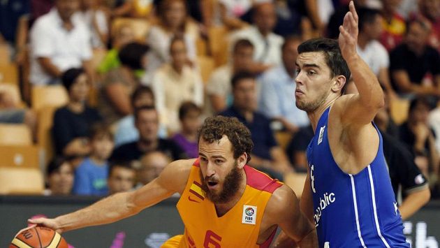 Španělský basketbalista Sergio Rodrigues (vlevo) a Tomáš Satoranský v utkání mistrovství Evropy mezi Španělskem a Českou republikou. Španělský basketbalista Sergio Rodrigues (vlevo) a Tomáš Satoranský v utkání mistrovství Evropy mezi Španělskem a Českou republikou.