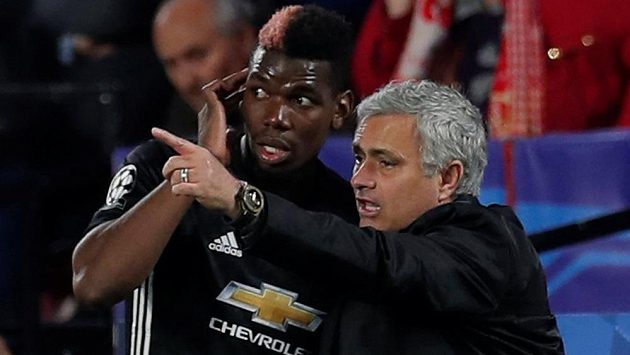 José Mourinho uděluje pokyny Paulu Pogbovi v utkání Ligy mistrů proti Seville. José Mourinho uděluje pokyny Paulu Pogbovi v utkání Ligy mistrů proti Seville.
