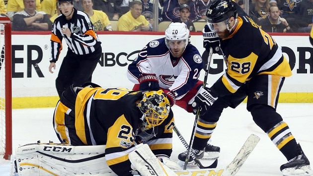 Brankář Pittsburghu Marc-André Fleury likviduje za pomoci obránce Iana Colea akci Brandon Saada z Columbusu. Brankář Pittsburghu Marc-André Fleury likviduje za pomoci obránce Iana Colea akci Brandon Saada z Columbusu.