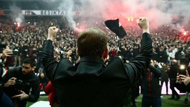 Fanoušci Besiktase Istanbul bouřlivě přivítali nového trenéra a klubovou legendu Sergena Yalcina. Fanoušci Besiktase Istanbul bouřlivě přivítali nového trenéra a klubovou legendu Sergena Yalcina.