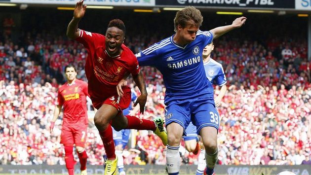 Stoper Chelsea Tomáš Kalas brání liverpoolského Raheema Sterlinga. Stoper Chelsea Tomáš Kalas brání liverpoolského Raheema Sterlinga.