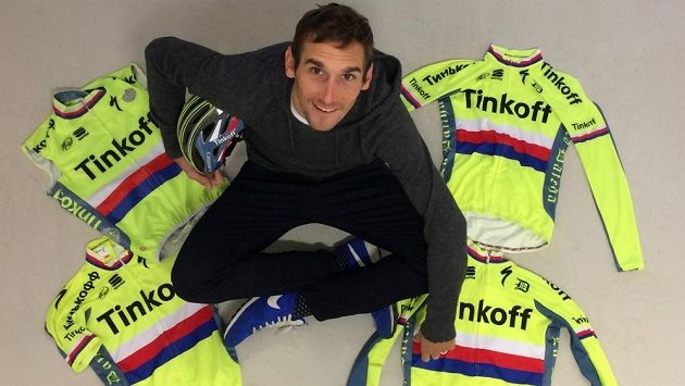 Cyklista Roman Kreuziger s dresy, které věnoval do dražby. Cyklista Roman Kreuziger s dresy, které věnoval do dražby.