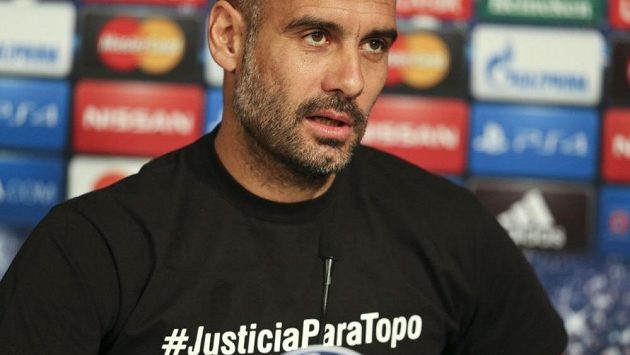 V tričku s nápisem symbolizujícím solidaritu se zemřelým novinářem Pep Guardiola u vedení UEFA narazil. V tričku s nápisem symbolizujícím solidaritu se zemřelým novinářem Pep Guardiola u vedení UEFA narazil.