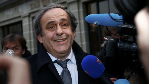 Prezident UEFA Michel Platini v zajetí reportérů. Prezident UEFA Michel Platini v zajetí reportérů.