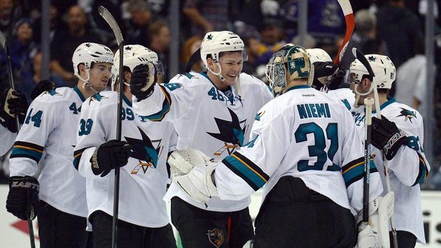 Tomáš Hertl (třetí zleva) se raduje s brankářem Antti Niemim z třetí výhry San Jose proti Los Angeles. Tomáš Hertl (třetí zleva) se raduje s brankářem Antti Niemim z třetí výhry San Jose proti Los Angeles.