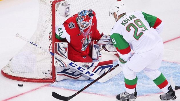 Obránce Jan Kolář při Utkání hvězd KHL. Z téhle šance gól ještě nedal. Obránce Jan Kolář při Utkání hvězd KHL. Z téhle šance gól ještě nedal.