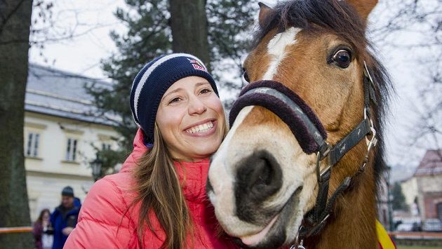 Olympijská vítězka ve snowboardkrosu Eva Samková dostala na slavnostním přivítání olympioniků v rodném Vrchlabí vysněného koně. Olympijská vítězka ve snowboardkrosu Eva Samková dostala na slavnostním přivítání olympioniků v rodném Vrchlabí vysněného koně.