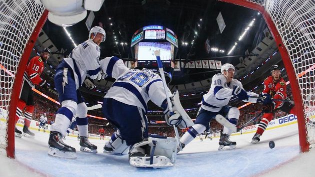 Jonathan Toews (vpravo) střílí úvodní gól Chicaga ve čtvrtém finále Stanley Cupu, Ondřej Palát (druhý zprava) ani brankář Tampy Andrej Vasilevskij už zasáhnout nestačili. Jonathan Toews (vpravo) střílí úvodní gól Chicaga ve čtvrtém finále Stanley Cupu, Ondřej Palát (druhý zprava) ani brankář Tampy Andrej Vasilevskij už zasáhnout nestačili.