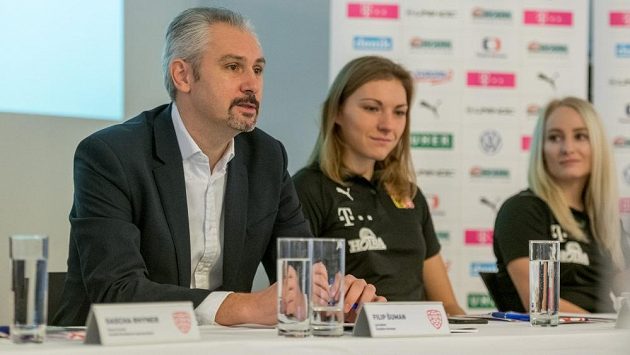 Filipa Šumana (vlevo) střídá v čele Českého florbalu Daniel Novák. Filipa Šumana (vlevo) střídá v čele Českého florbalu Daniel Novák.