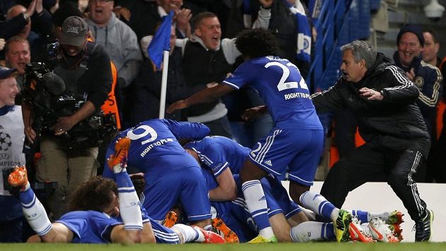 Útočník Chelsea Demba Ba v objetí spoluhráčů a kouče Joseho Mourinha poté, co vstřelil postupový gól Chelsea do semifinále Ligy mistrů. Útočník Chelsea Demba Ba v objetí spoluhráčů a kouče Joseho Mourinha poté, co vstřelil postupový gól Chelsea do semifinále Ligy mistrů.