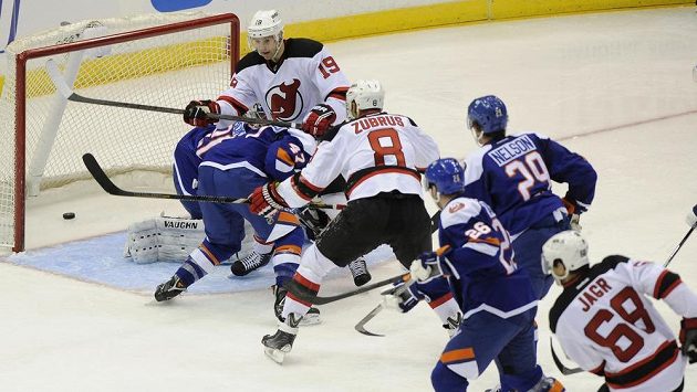Jaromír Jágr (68) z New Jersey překonává Jevgenije Nabokova (20) v bráně NY Islanders, zaznamenal svůj 700. gól v NHL. Na snímku dále jeho spoluhráči Travis Zajac (19) a Dainius Zubrus (8). Puk na cestě do sítě tečoval jeden ze soupeřových hráčů. Jaromír Jágr (68) z New Jersey překonává Jevgenije Nabokova (20) v bráně NY Islanders, zaznamenal svůj 700. gól v NHL. Na snímku dále jeho spoluhráči Travis Zajac (19) a Dainius Zubrus (8). Puk na cestě do sítě tečoval jeden ze soupeřových hráčů.