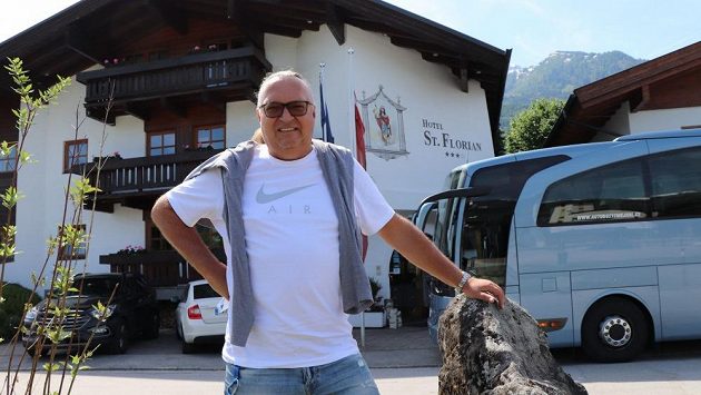 Někdejší šéf Sparty Vlastimil Košťál před svým hotelem St. Florian v rakouském Kaprunu. Někdejší šéf Sparty Vlastimil Košťál před svým hotelem St. Florian v rakouském Kaprunu.