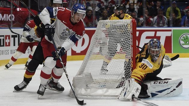 Dominik Kubalík a brankář Německa Philipp Grubauer. Dominik Kubalík a brankář Německa Philipp Grubauer.