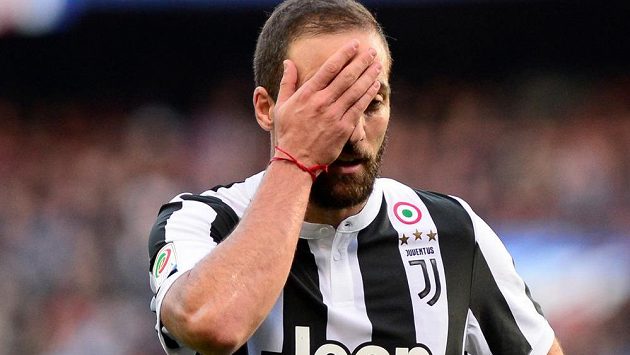 Zklamaný Gonzalo Higuaín. Zklamaný Gonzalo Higuaín.