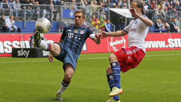 Fotbalista Byernu Philipp Lahm a záložník Hamburku Petr Jiráček v souboji o míč. Fotbalista Byernu Philipp Lahm a záložník Hamburku Petr Jiráček v souboji o míč.