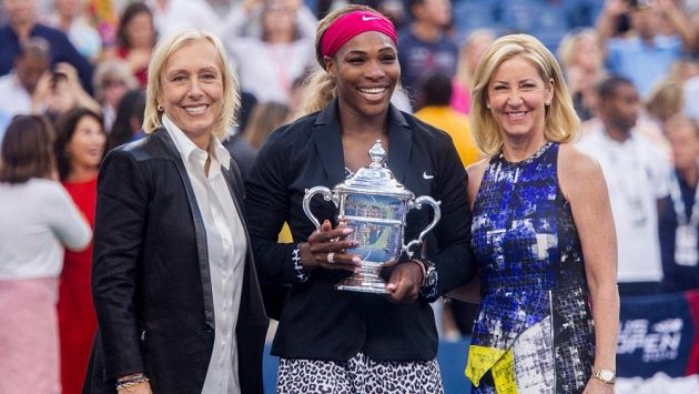 Serena Williamsová s Martinou Navrátilovou (vlevo) a Chris Evertovou (vpravo). Serena Williamsová s Martinou Navrátilovou (vlevo) a Chris Evertovou (vpravo).