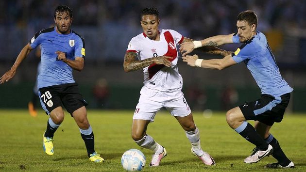Peruánec Paolo Guerrero na snímku z loňského utkání mezi Uruguayci Sebastianem Coatesem a Alvarem Gonzalezem. Peruánec Paolo Guerrero na snímku z loňského utkání mezi Uruguayci Sebastianem Coatesem a Alvarem Gonzalezem.