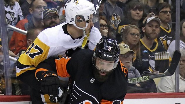 Obránce Philadelphie Radko Gudas atakuje u mantinelu Sidneyho Crosbyho z Pittsburghu. Obránce Philadelphie Radko Gudas atakuje u mantinelu Sidneyho Crosbyho z Pittsburghu.