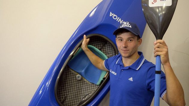 Jiří Prskavec se svou novou lodí. Jiří Prskavec se svou novou lodí.