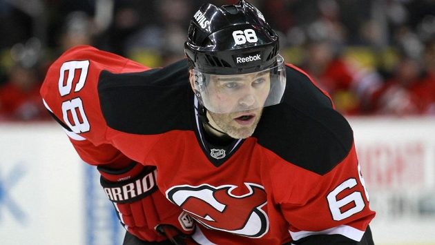 Jaromír Jágr bude i v příští sezóně NHL hájit barvy New Jersey Devils. Jaromír Jágr bude i v příští sezóně NHL hájit barvy New Jersey Devils.