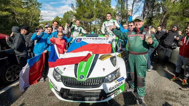 Jan Kopecký a Pavel Dresler se Škodou Fabia R5 v obklopení fanoušků na trati Španělské rallye. Jan Kopecký a Pavel Dresler se Škodou Fabia R5 v obklopení fanoušků na trati Španělské rallye.