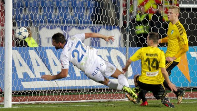 Ostravský útočník Milan Baroš z Baníku střílí z ofsajdové pozice vítězný gól Baníku v duelu s Karvinou. Ostravský útočník Milan Baroš z Baníku střílí z ofsajdové pozice vítězný gól Baníku v duelu s Karvinou.