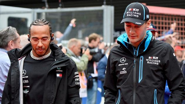 Lewis Hamilton a George Russell na starším snímku. Ilustrační foto. Lewis Hamilton a George Russell na starším snímku. Ilustrační foto.