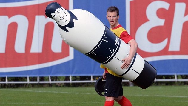 Český reprezentant Vladimír Darida na tréninku Freiburgu už netrpělivě vyhlíží páteční start bundesligové sezóny. Český reprezentant Vladimír Darida na tréninku Freiburgu už netrpělivě vyhlíží páteční start bundesligové sezóny.