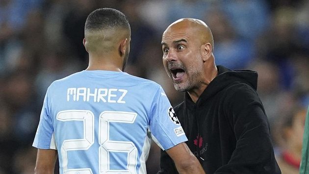 Fotbalista Manchesteru City Rijád Mahriz si vyslechl od kouče Pep Guardioly výtky v ostré promluvě. Fotbalista Manchesteru City Rijád Mahriz si vyslechl od kouče Pep Guardioly výtky v ostré promluvě.