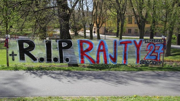 Fanoušci v Plzni truchlí za zesnulého Františka Rajtorala. Fanoušci v Plzni truchlí za zesnulého Františka Rajtorala.
