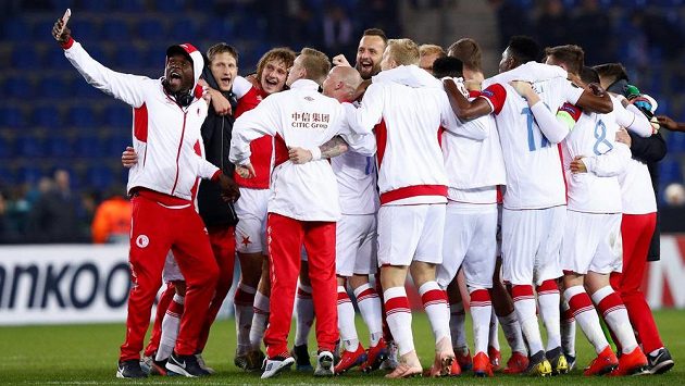 Hráči Slavie slaví postup do osmifinále Evropské ligy. Belgický Genk deklasovali na jeho hřišti 4:1. Hráči Slavie slaví postup do osmifinále Evropské ligy. Belgický Genk deklasovali na jeho hřišti 4:1.