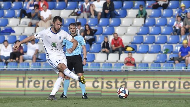 Nikolaj Komličenko z Boleslavi dává proti Karviné gól z penalty. Nikolaj Komličenko z Boleslavi dává proti Karviné gól z penalty.