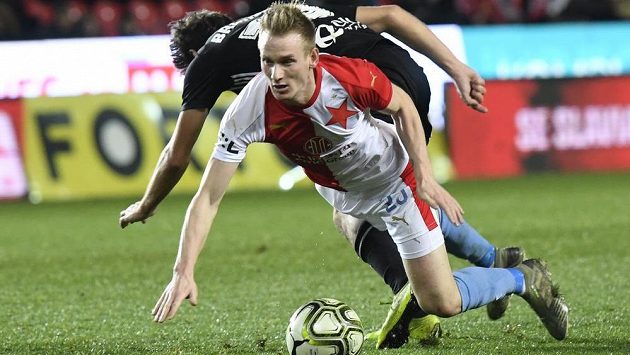 Fotbalista Slavie Petr Ševčík dostal v ligové bitvě s Českými Budějovicemi od soupeřů pořádně naloženo. Na snímku v souboji s Patrikem Brandnerem. Fotbalista Slavie Petr Ševčík dostal v ligové bitvě s Českými Budějovicemi od soupeřů pořádně naloženo. Na snímku v souboji s Patrikem Brandnerem.
