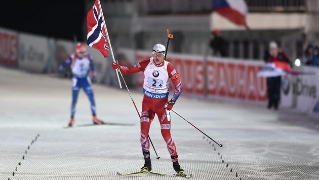 Tarjei Bö z Norska oslavuje na archivním snímku vítězství v závodu smíšených štafet při SP v Novém Městě na Moravě. Tarjei Bö z Norska oslavuje na archivním snímku vítězství v závodu smíšených štafet při SP v Novém Městě na Moravě.