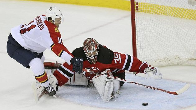 Křídelník Floridy Jonathan Huberdeau při trestném střílení na brankáře Devils Coryho Schneidera nevyzrál. Křídelník Floridy Jonathan Huberdeau při trestném střílení na brankáře Devils Coryho Schneidera nevyzrál.
