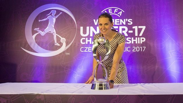 Pavlína Ščasná s trofejí pro vítěze mistrovství Evropy žen do 17 let, které bude hostit v květnu Česko. Pavlína Ščasná s trofejí pro vítěze mistrovství Evropy žen do 17 let, které bude hostit v květnu Česko.