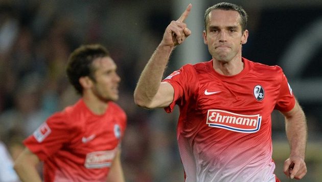 Obránce Freiburgu Pavel Krmaš se raduje ze vstřeleného gólu. Obránce Freiburgu Pavel Krmaš se raduje ze vstřeleného gólu.