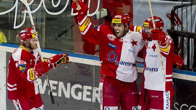 Útočník Slavie Michal Poletín (uprostřed) se raduje se svými spoluhráči Jakubem Sklenářem (vlevo) a Tomášem Divíškem z gólu proti Olomouci. Útočník Slavie Michal Poletín (uprostřed) se raduje se svými spoluhráči Jakubem Sklenářem (vlevo) a Tomášem Divíškem z gólu proti Olomouci.