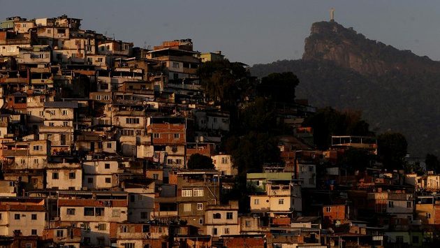Z některého ze slumů v Rio de Janeiru přilétla do olympijského areálu zbloudilá kulka. Z některého ze slumů v Rio de Janeiru přilétla do olympijského areálu zbloudilá kulka.