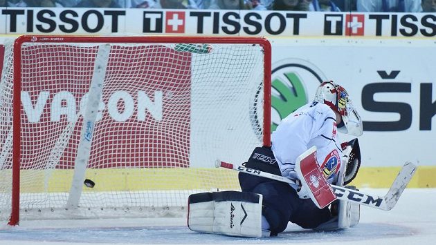 Vítkovický brankář Daniel Dolejš inkasuje gól z hole Milana Bartoviče. Vítkovický brankář Daniel Dolejš inkasuje gól z hole Milana Bartoviče.