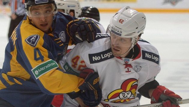 Petr Koukal (vpravo) v KHL hájí barvy Jokeritu Helsinky. Petr Koukal (vpravo) v KHL hájí barvy Jokeritu Helsinky.