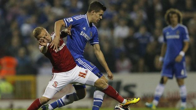Fotbalista Swindonu Alex Pritchard v souboji s Makem Van Ginkel během utkání Ligového poháru. Fotbalista Swindonu Alex Pritchard v souboji s Makem Van Ginkel během utkání Ligového poháru.