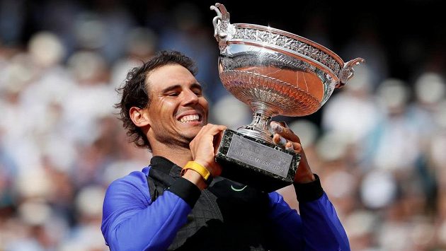 Rafael Nadal zvedá nad hlavu pohár pro vítěze French Open. Rafael Nadal zvedá nad hlavu pohár pro vítěze French Open.