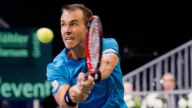 Český tenista Lukáš Rosol během daviscupového duelu s Philippem Kohlschreiberem. Český tenista Lukáš Rosol během daviscupového duelu s Philippem Kohlschreiberem.